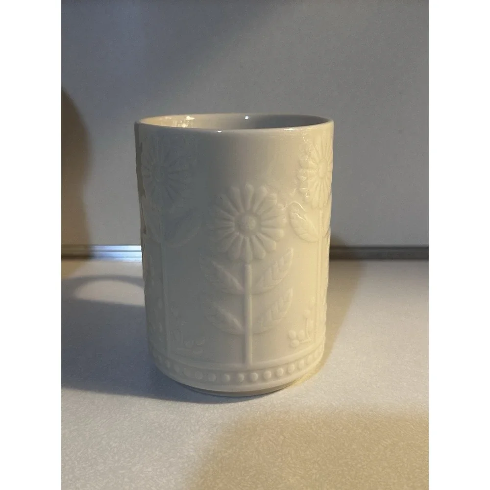 Starbucks Floral SUNFLOWER 12oz Coffee Mug White Embossed Textured Flowers Daisy